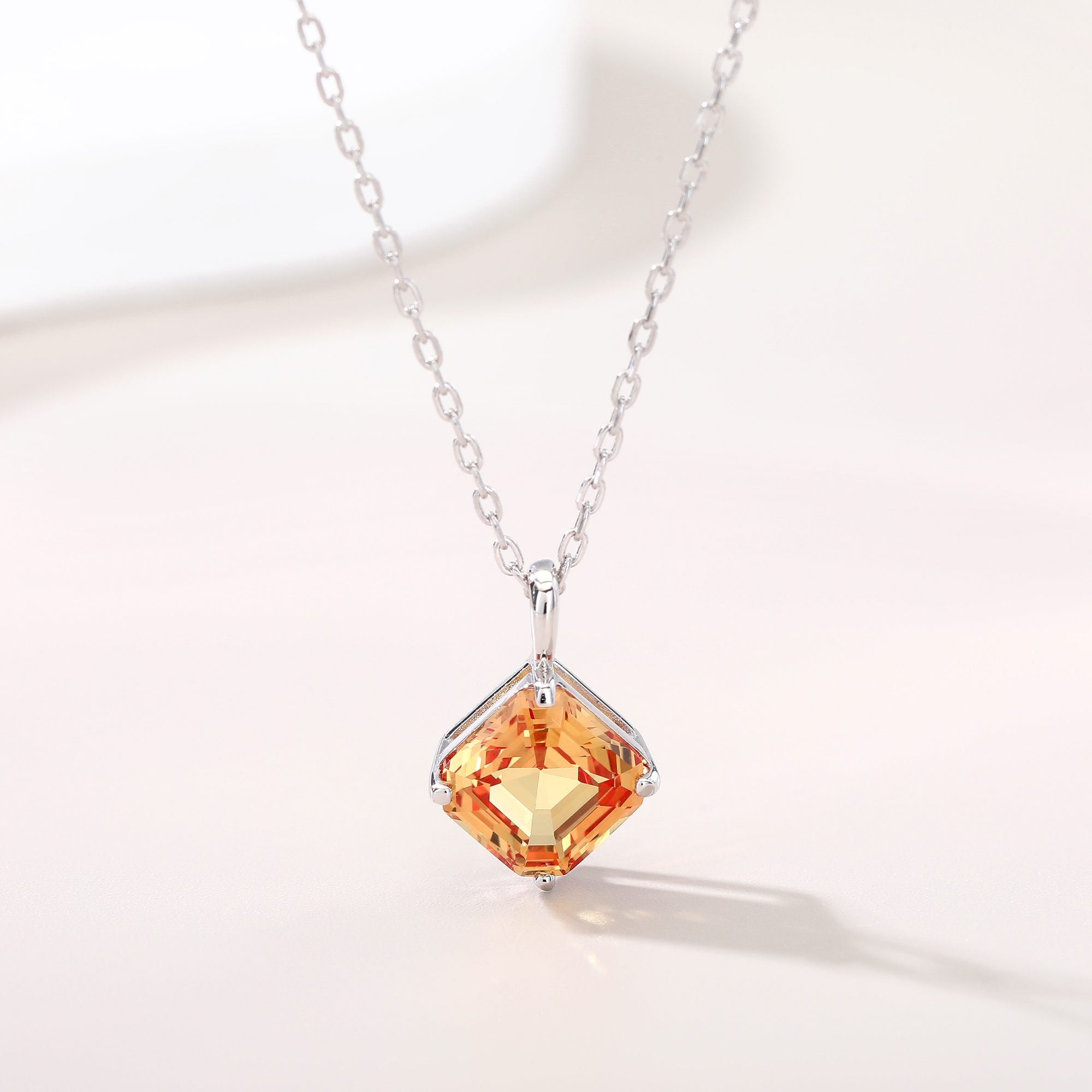 Bezel-Set Diamond-Shaped Small - Bezels Set Pendant recensione e prezzo