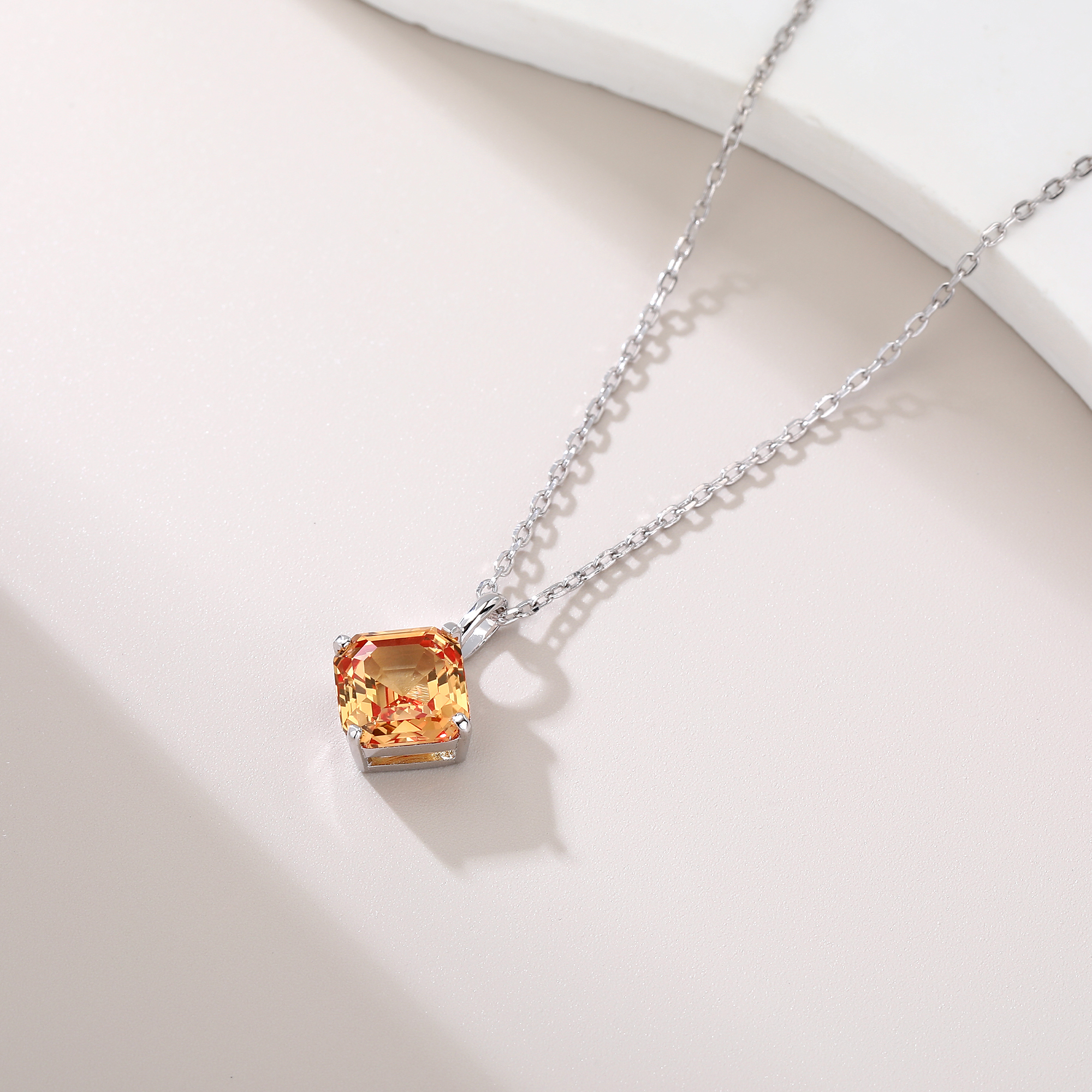 Bezel-Set Diamond-Shaped Small - Bezels Set Pendant recensione e prezzo
